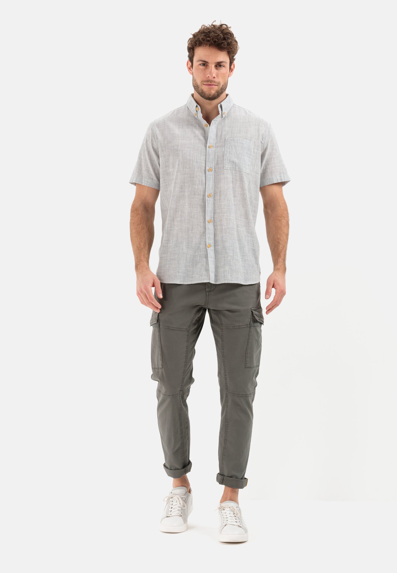 Herren Tapered Fit Cargo Hose Dunkelgrau getragen vorne Ganzkörper
