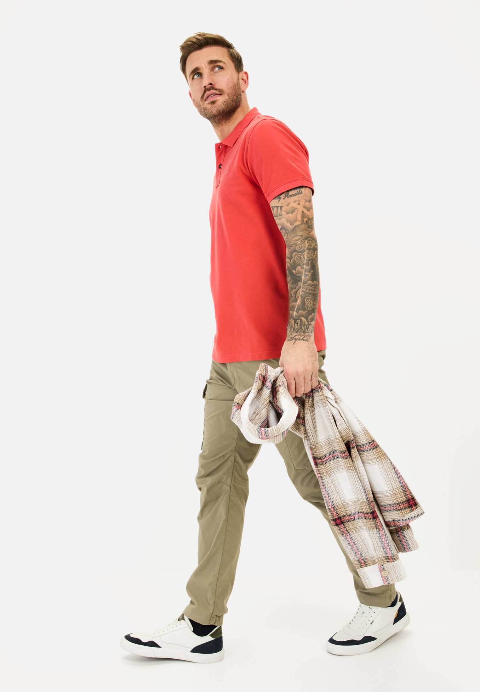 MI_09920-5P00-50_M4-00 Herren Kurzarm Poloshirt aus Baumwolle Rot getragen emotional