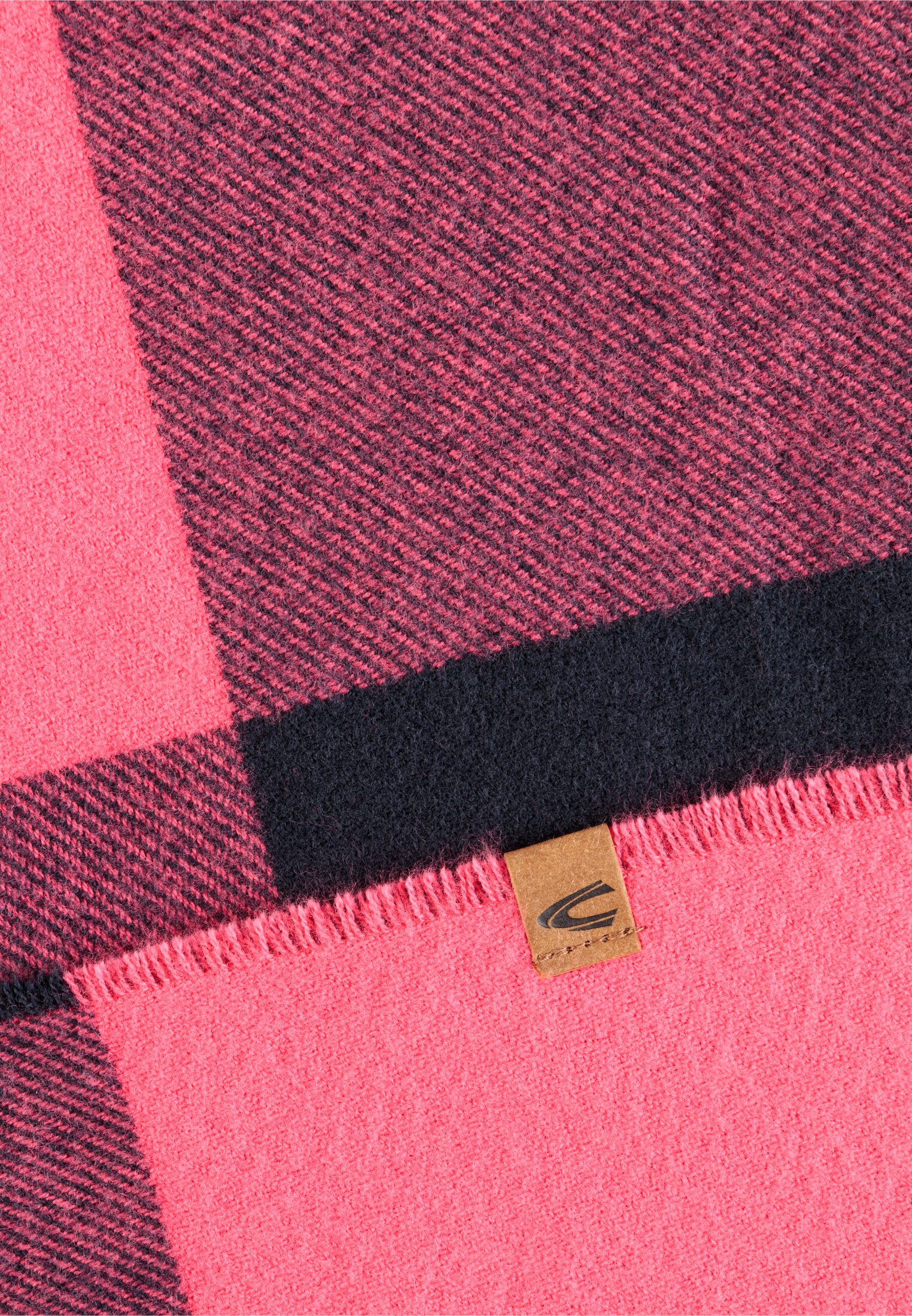 Women Soft scarf in check pattern Pink close back