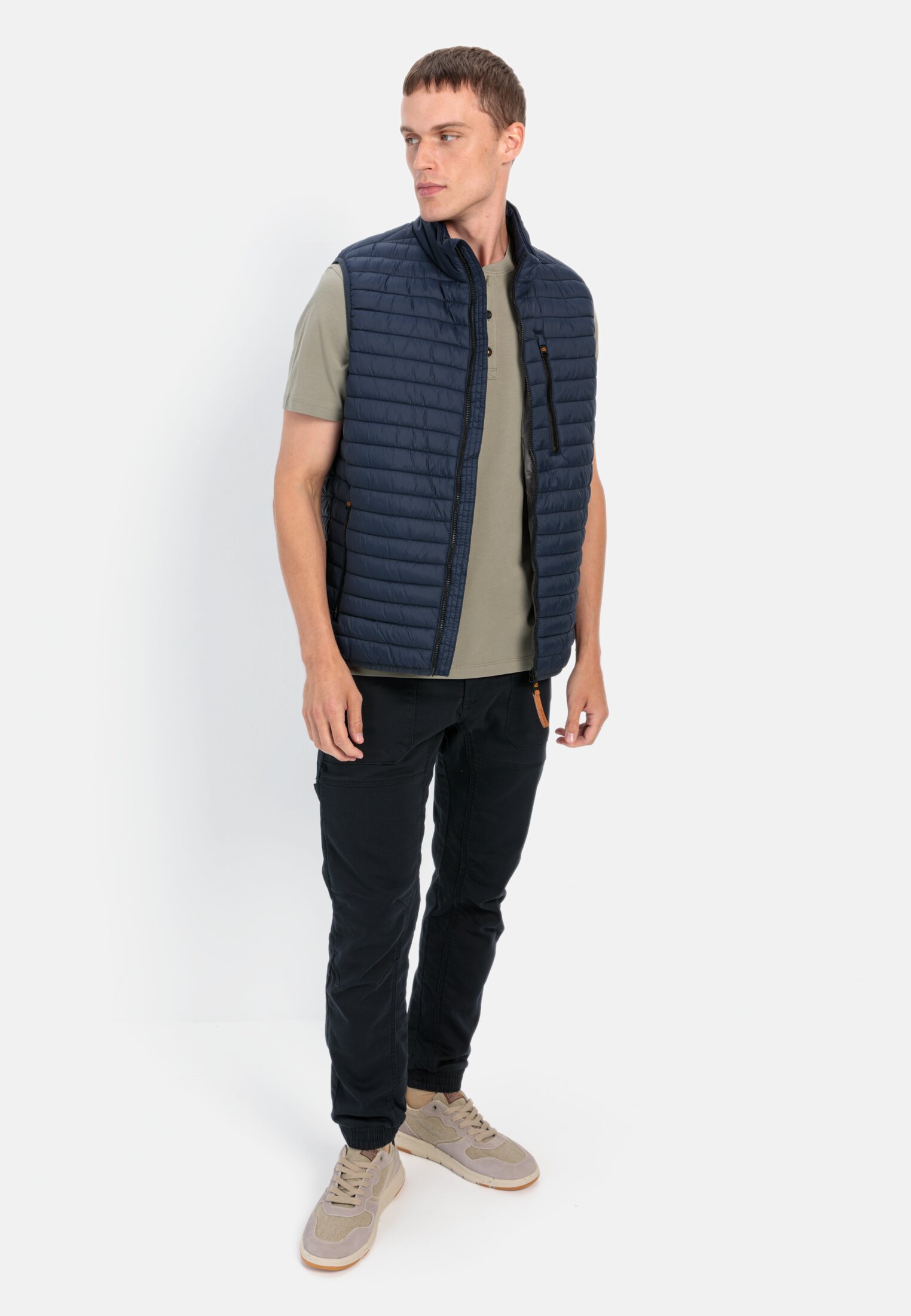 MI_409474-9T04-31_M3-00 Herren Henley Shirt mit kurzem Arm aus reiner Baumwolle Khaki getragen vorne Ganzkörper