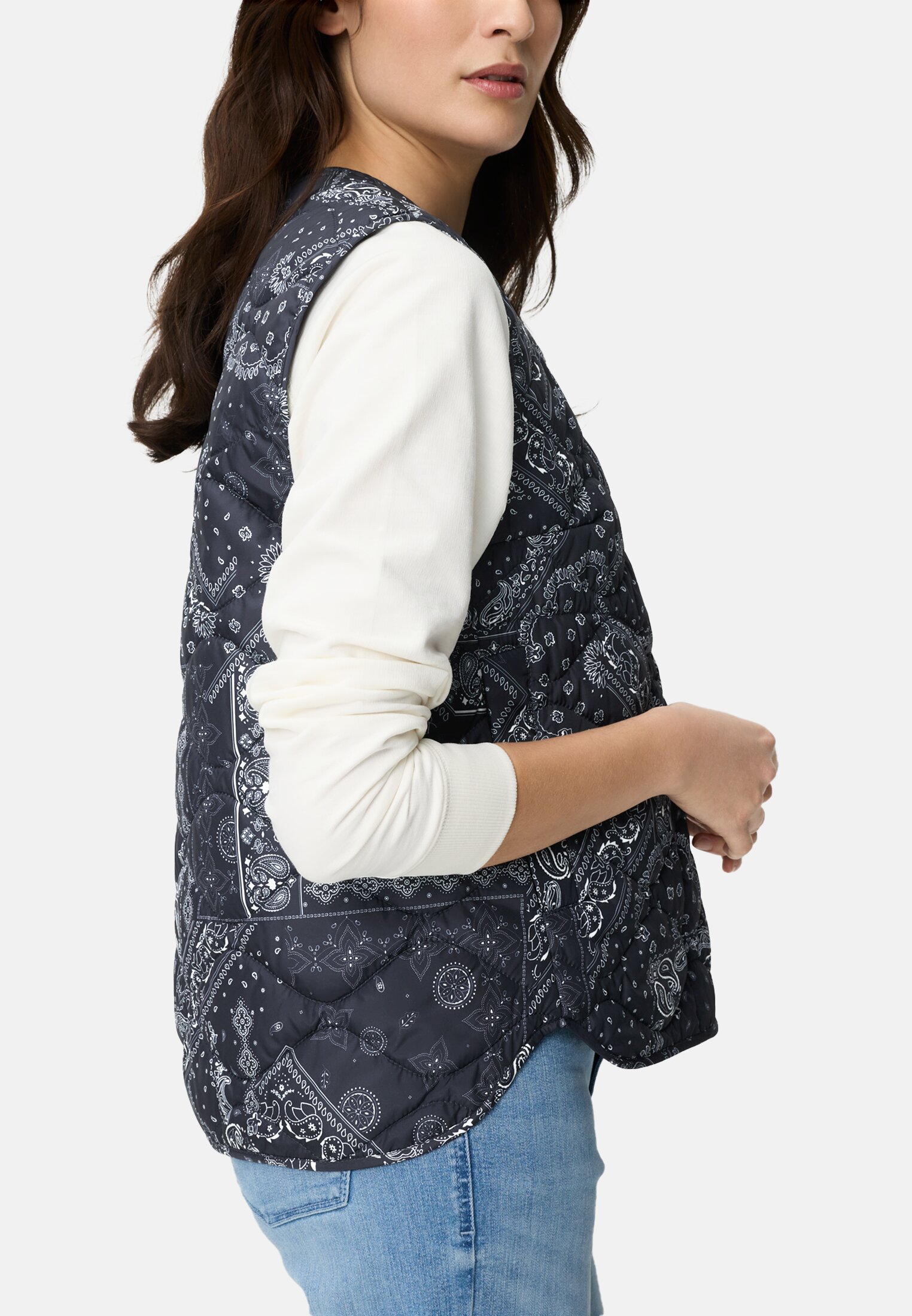 Damen Weste mit Seitentaschen Dunkelblau getragen detailliert nah