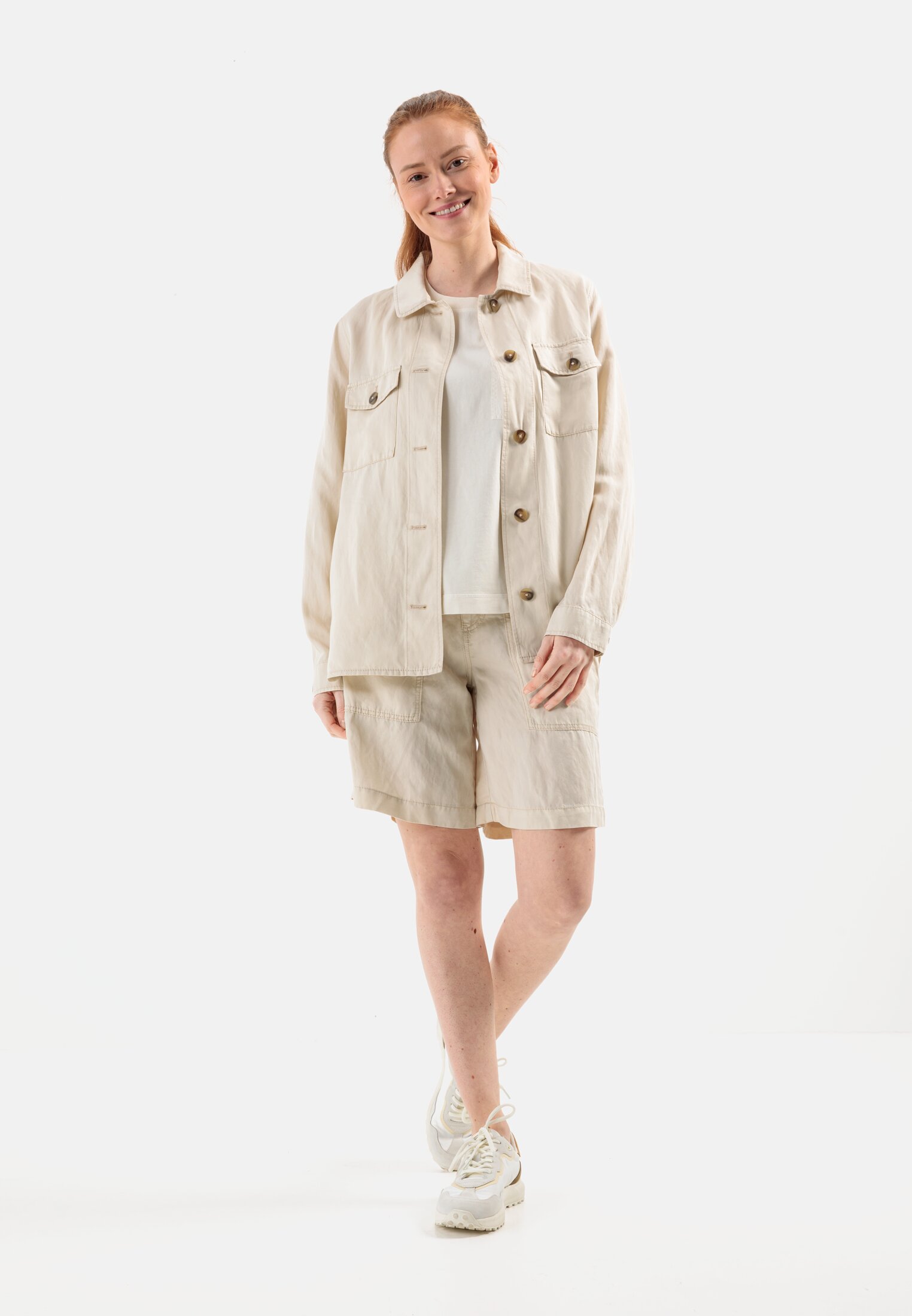 Vrouwen Overshirt  in een zomerse linnenmix Wolwit gedragen voor lichaam compleet