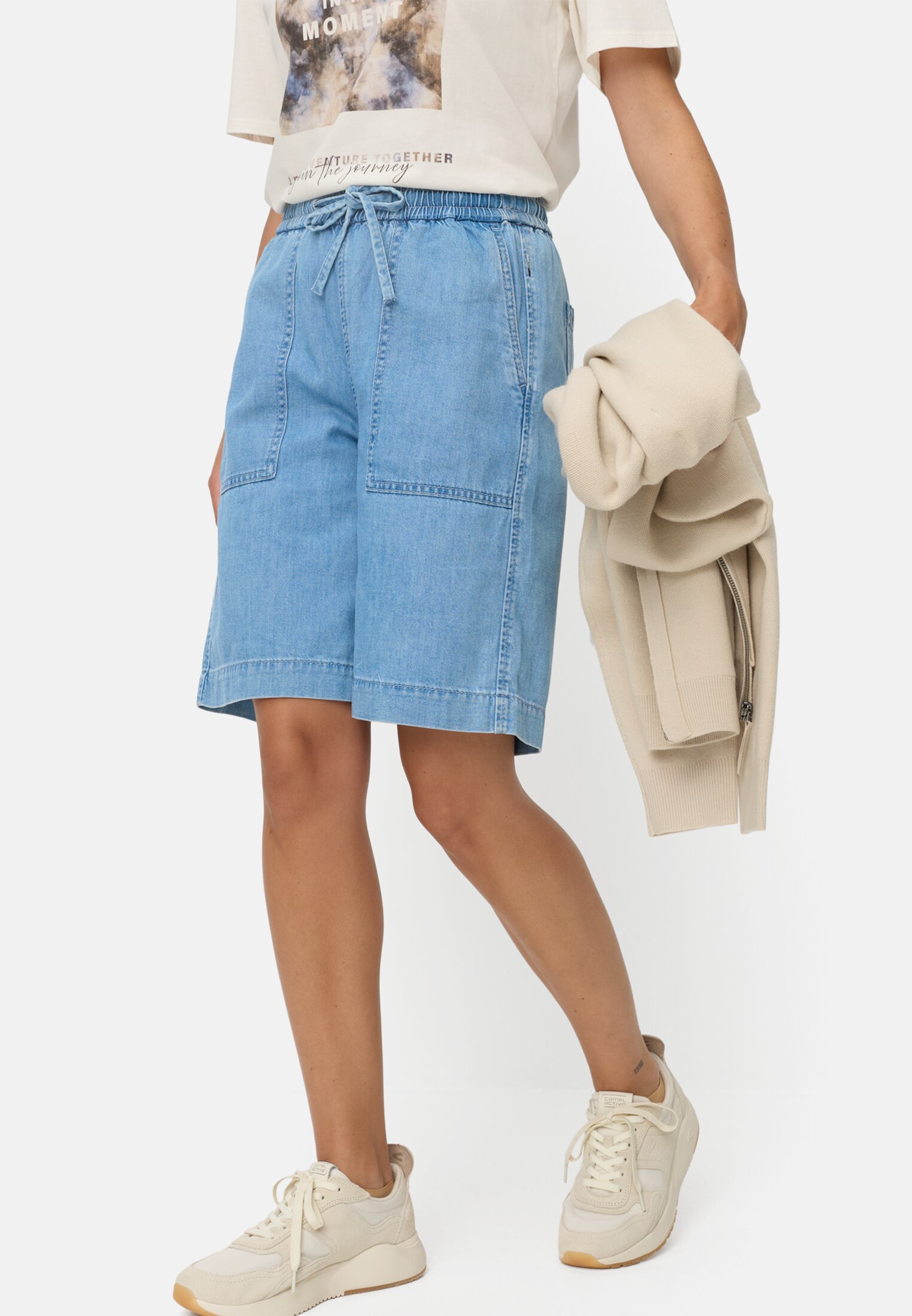 Women Bermuda shorts with a drawstring Light Blue worn emotional