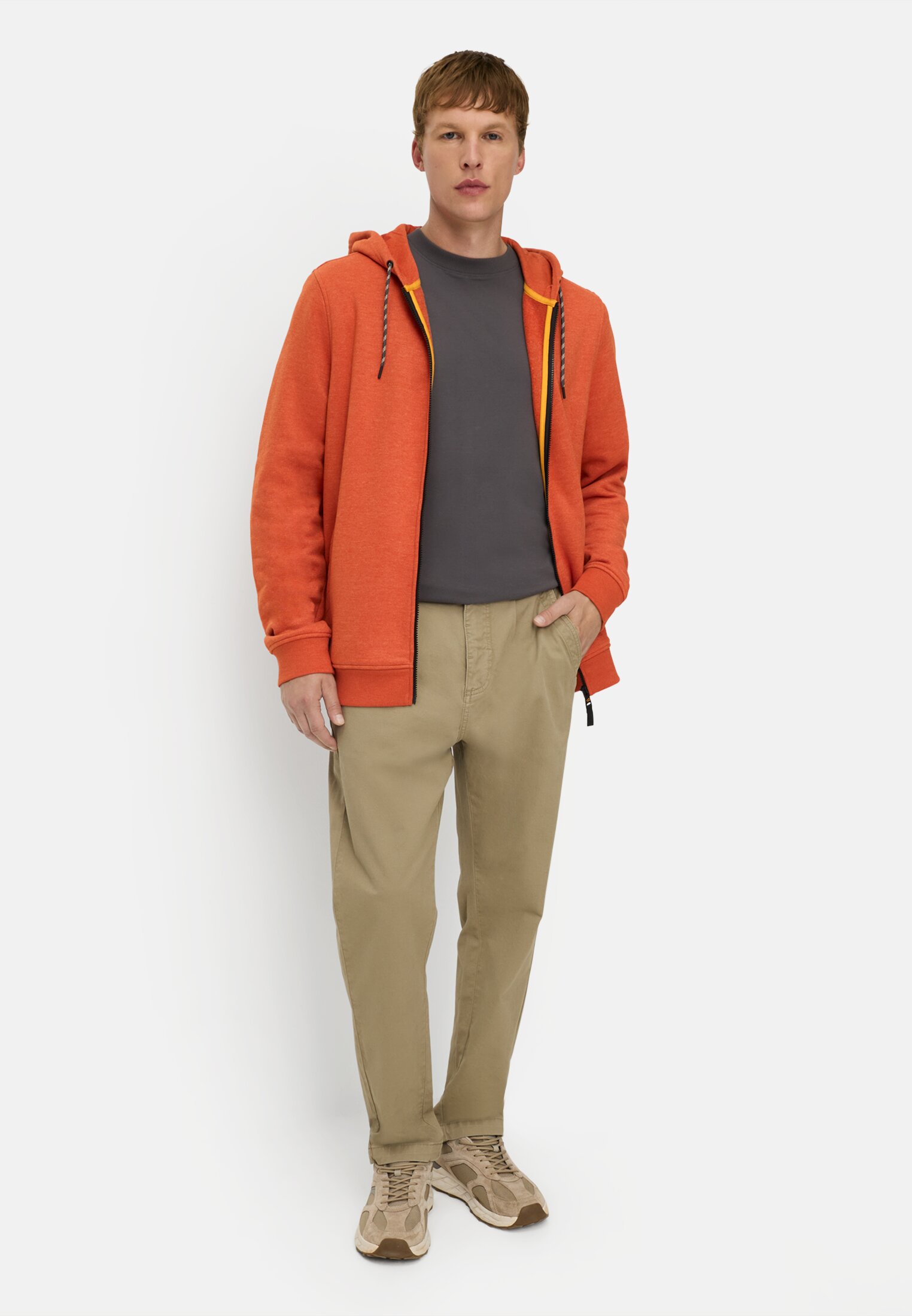 Herren Kapuzenjacke mit verstellbarem Kordelzug Orange getragen vorne Ganzkörper