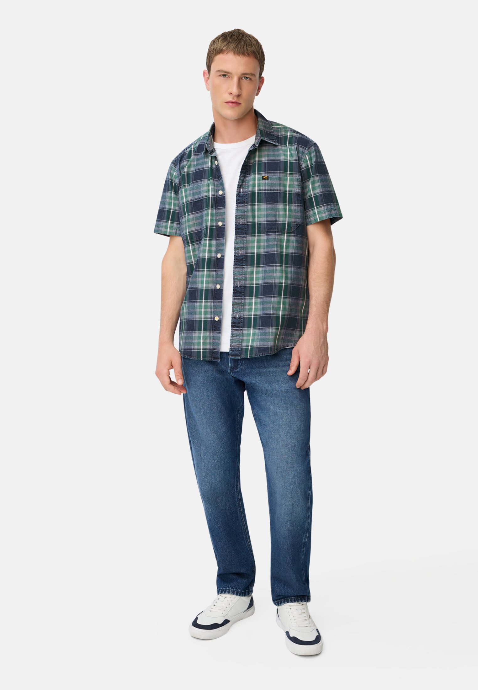 Herren Kurzarm Shirt mit Kentkragen und Brusttaschen Tannengrün getragen vorne Ganzkörper