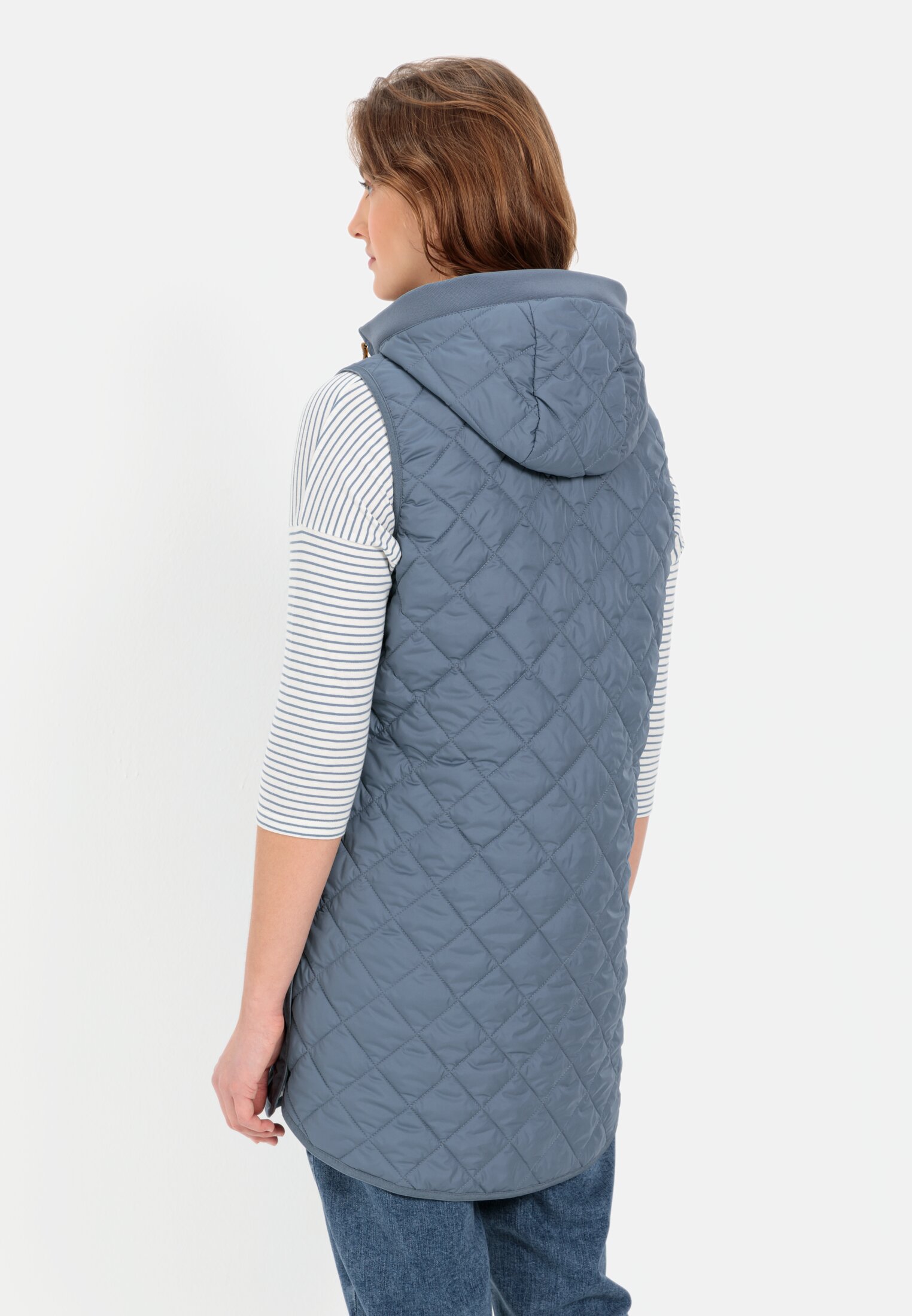 Damen Lange Steppweste aus recyceltem Polyester Hellblau getragen hinten