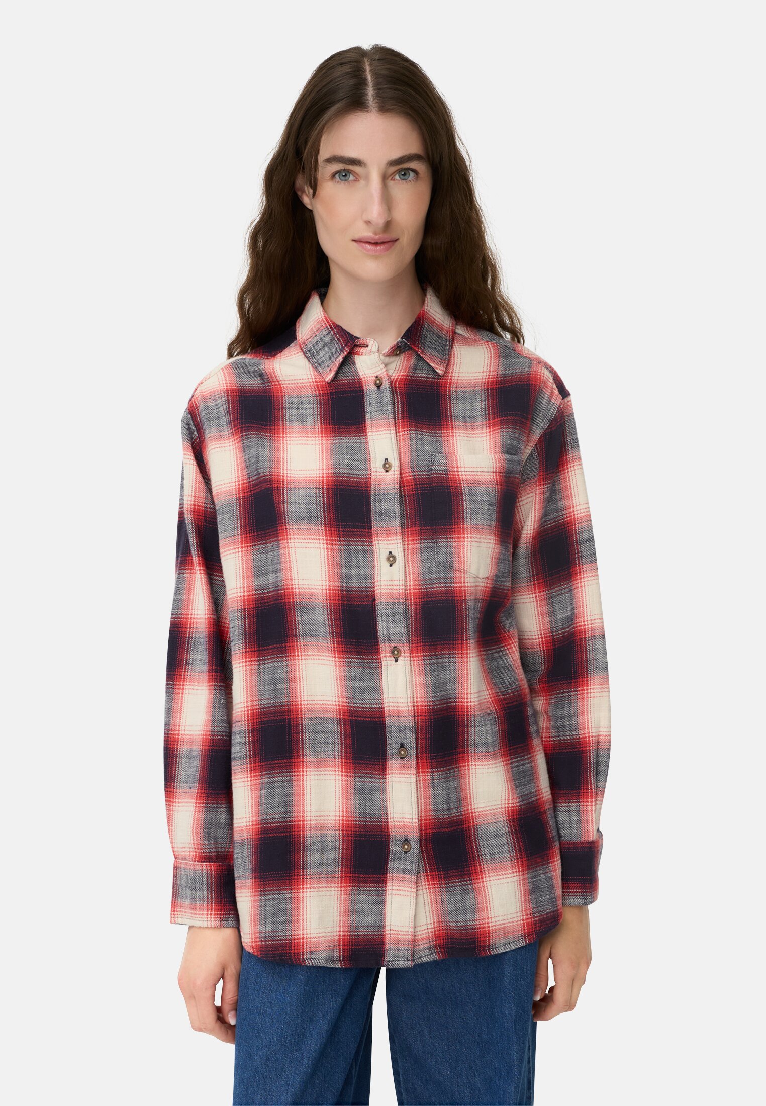 Vrouwen Katoenen blouse met borstzak. Rood geblokt gedragen voor
