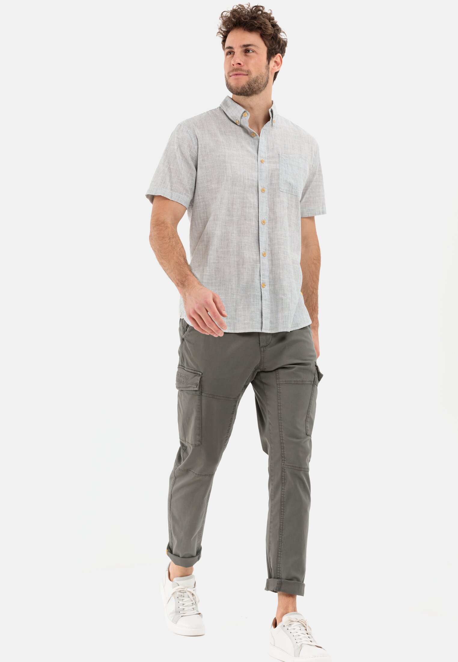 Herren Tapered Fit Cargo Hose Dunkelgrau getragen emotional