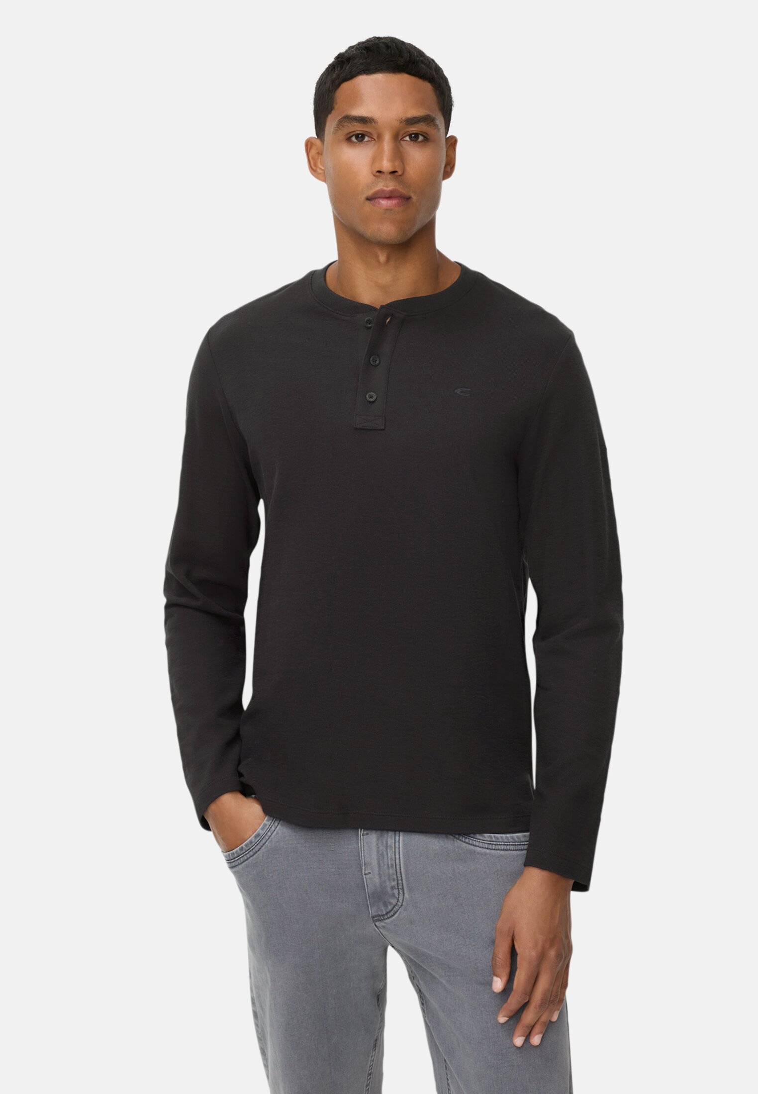 Men Henley shirt made of pure cotton Black worn front