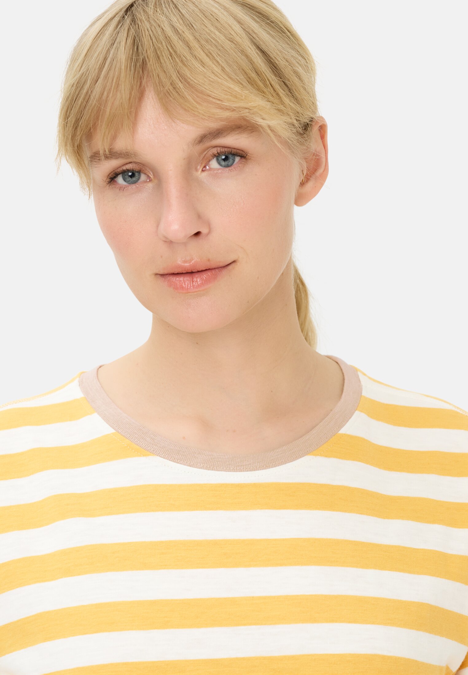 Damen T-Shirt aus reiner Baumwolle Gelb getragen detailliert nah