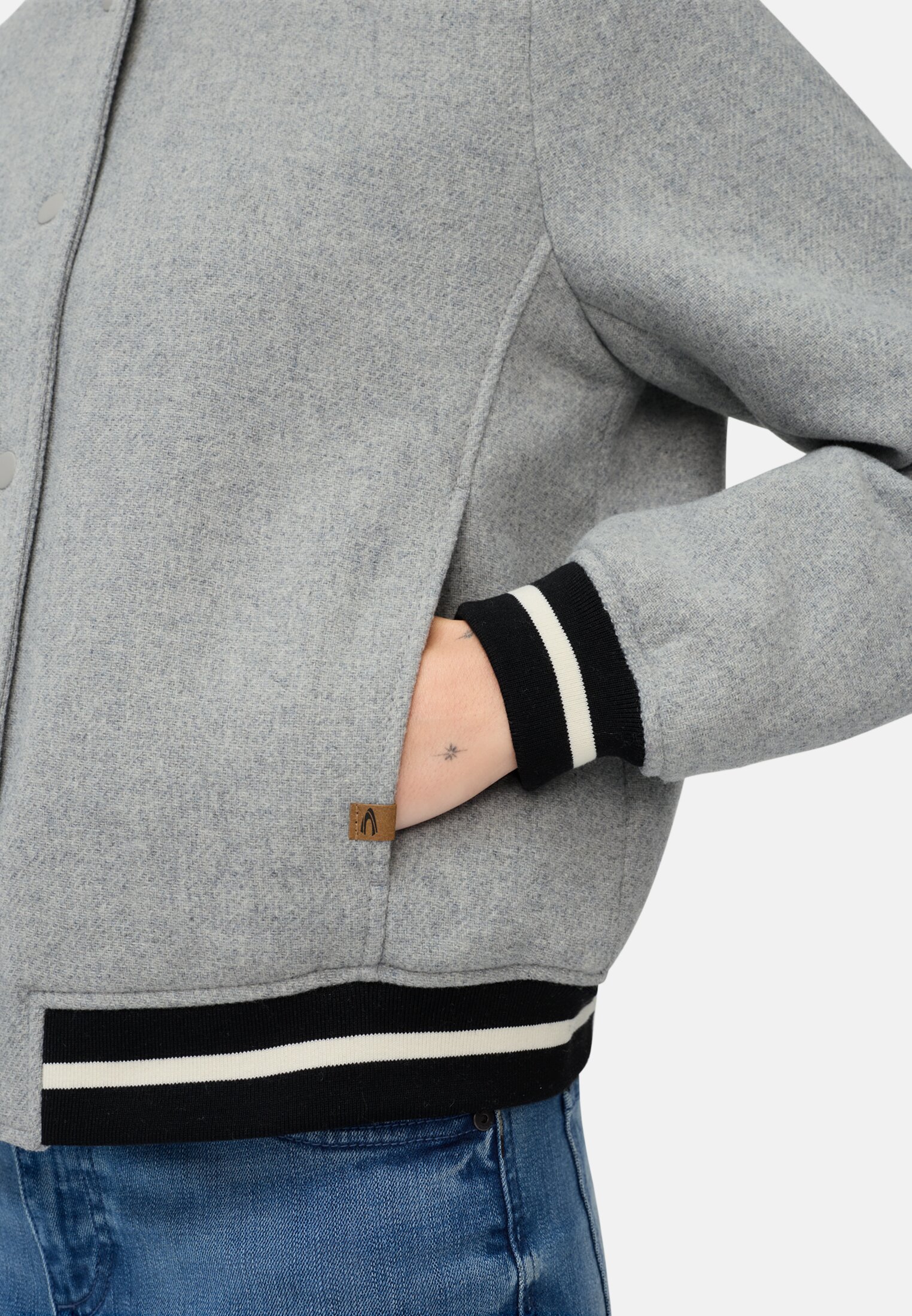 Women Indoor jacket with pockets Grey worn detail close
