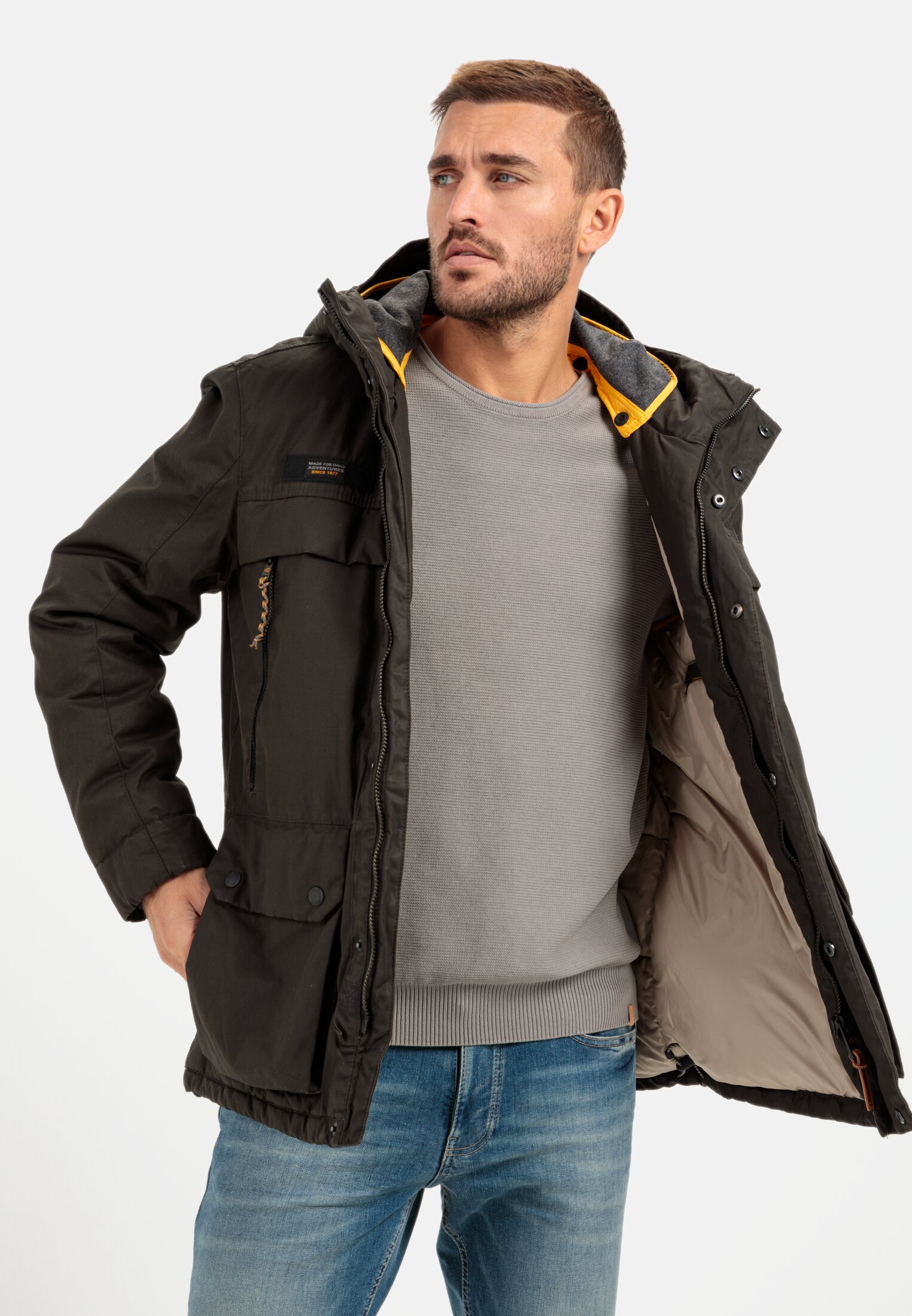 Herren Jacke aus gewachstem Canvas mit Kapuze Braun getragen emotional