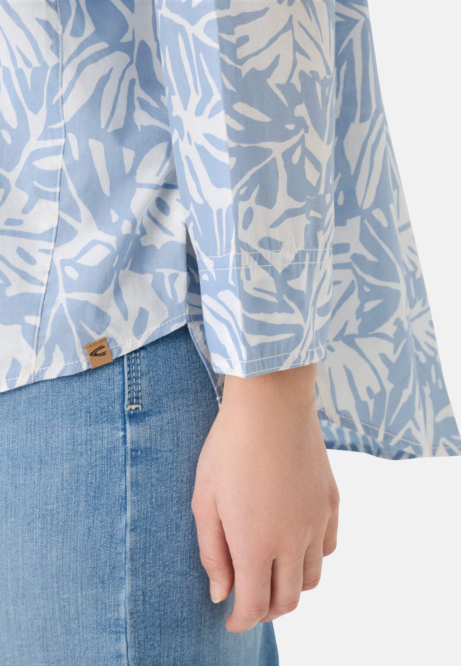 Damen Oversized Langarmbluse mit Knopfleiste Zartes Blau getragen detailliert nah