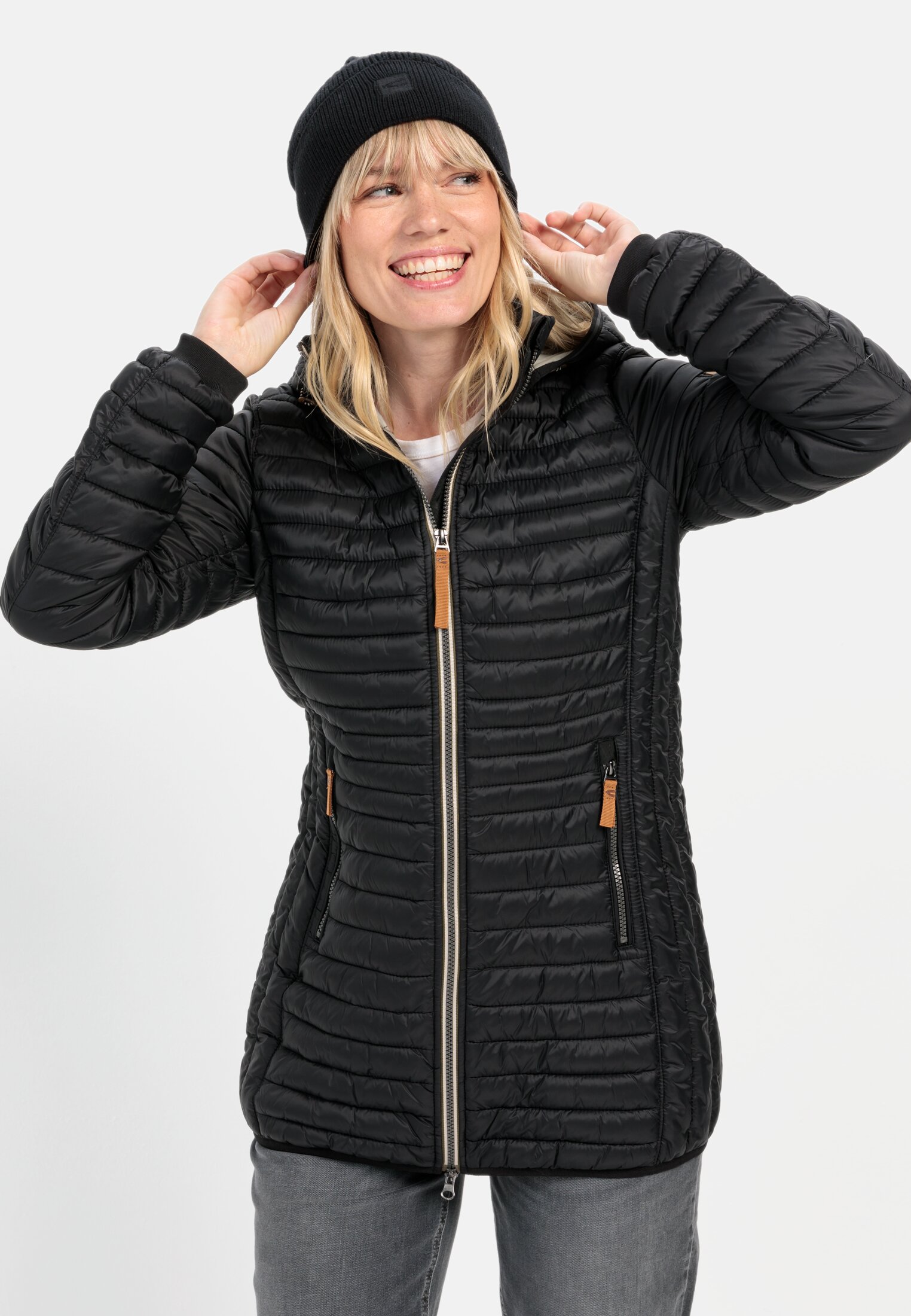 Damen Steppjacke aus recyceltem Polyamid Schwarz getragen vorn