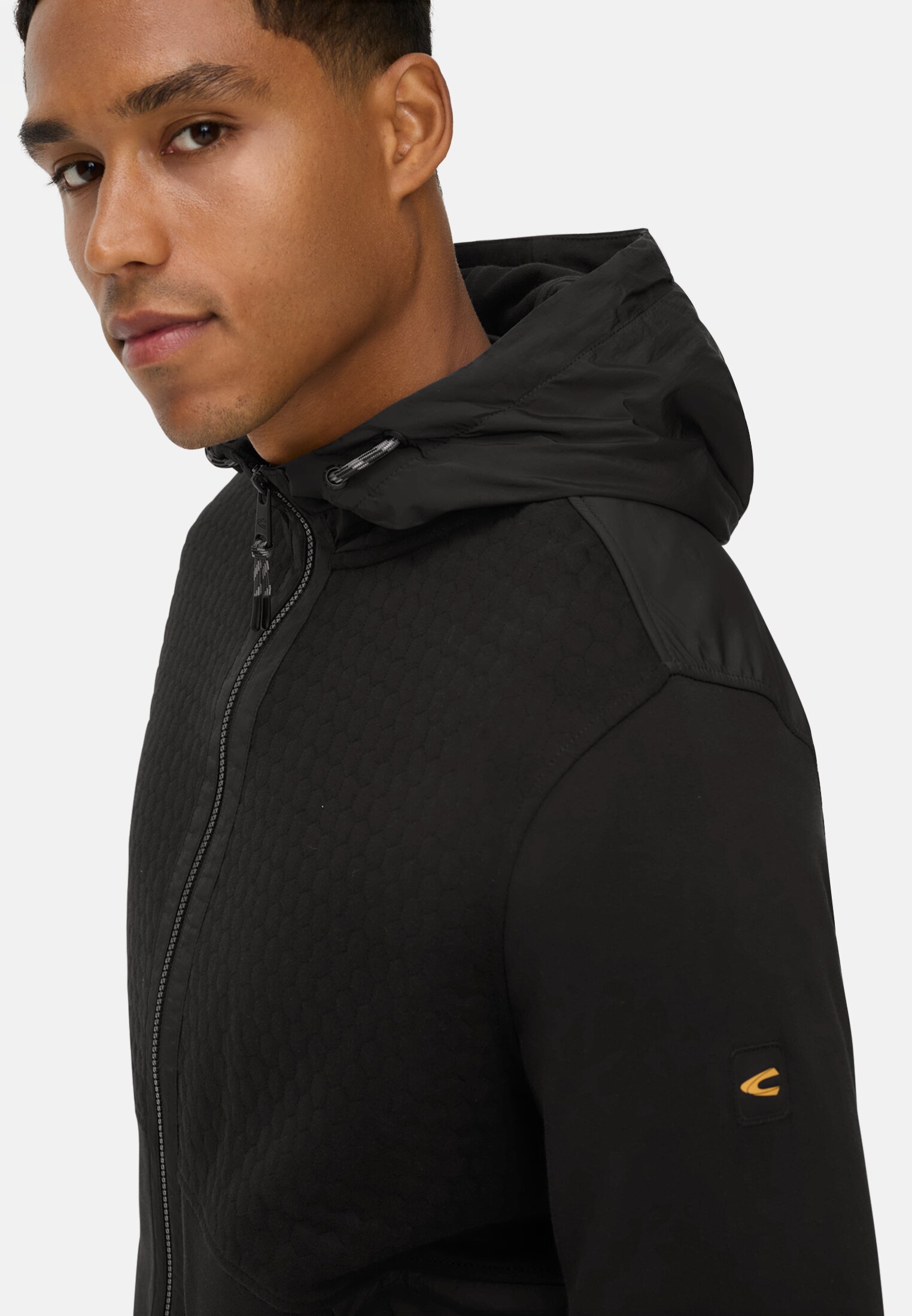 Herren Sweatjacke mit Kapuze Schwarz getragen detailliert nah