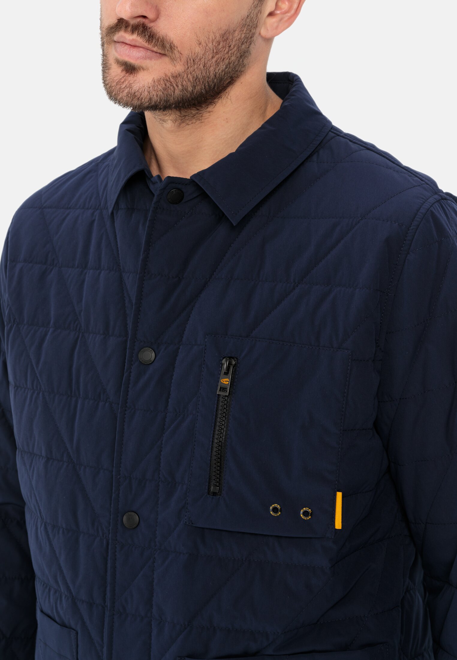 Herren Steppblouson mit Hemdkragen Dunkelblau getragen detailliert nah