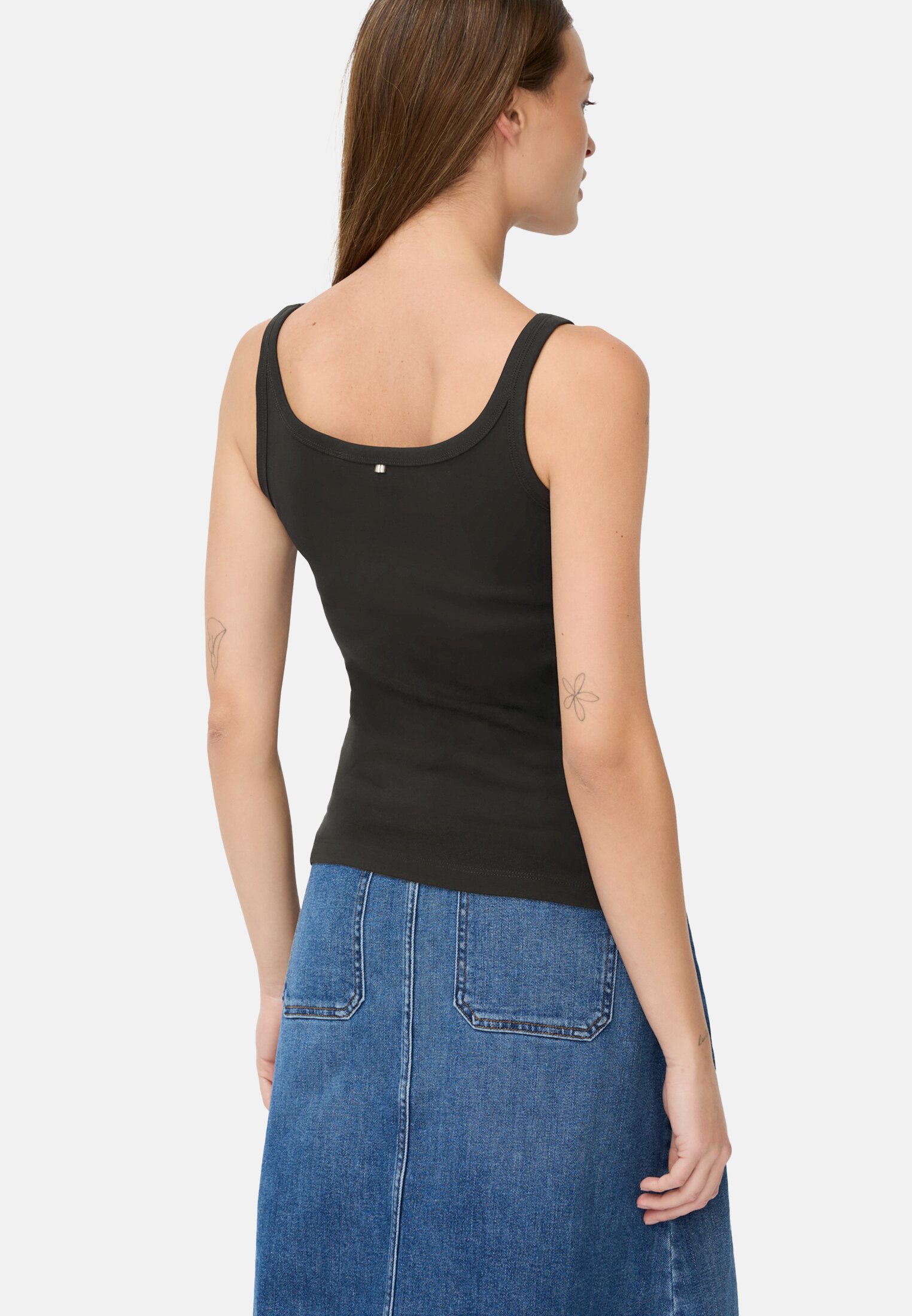 Damen Top aus reiner Baumwolle Schwarz getragen hinten