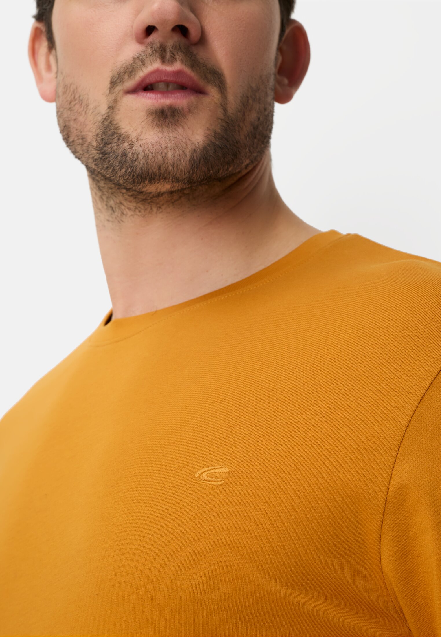 Herren T-Shirt aus reiner Baumwolle Orange getragen detailliert nah