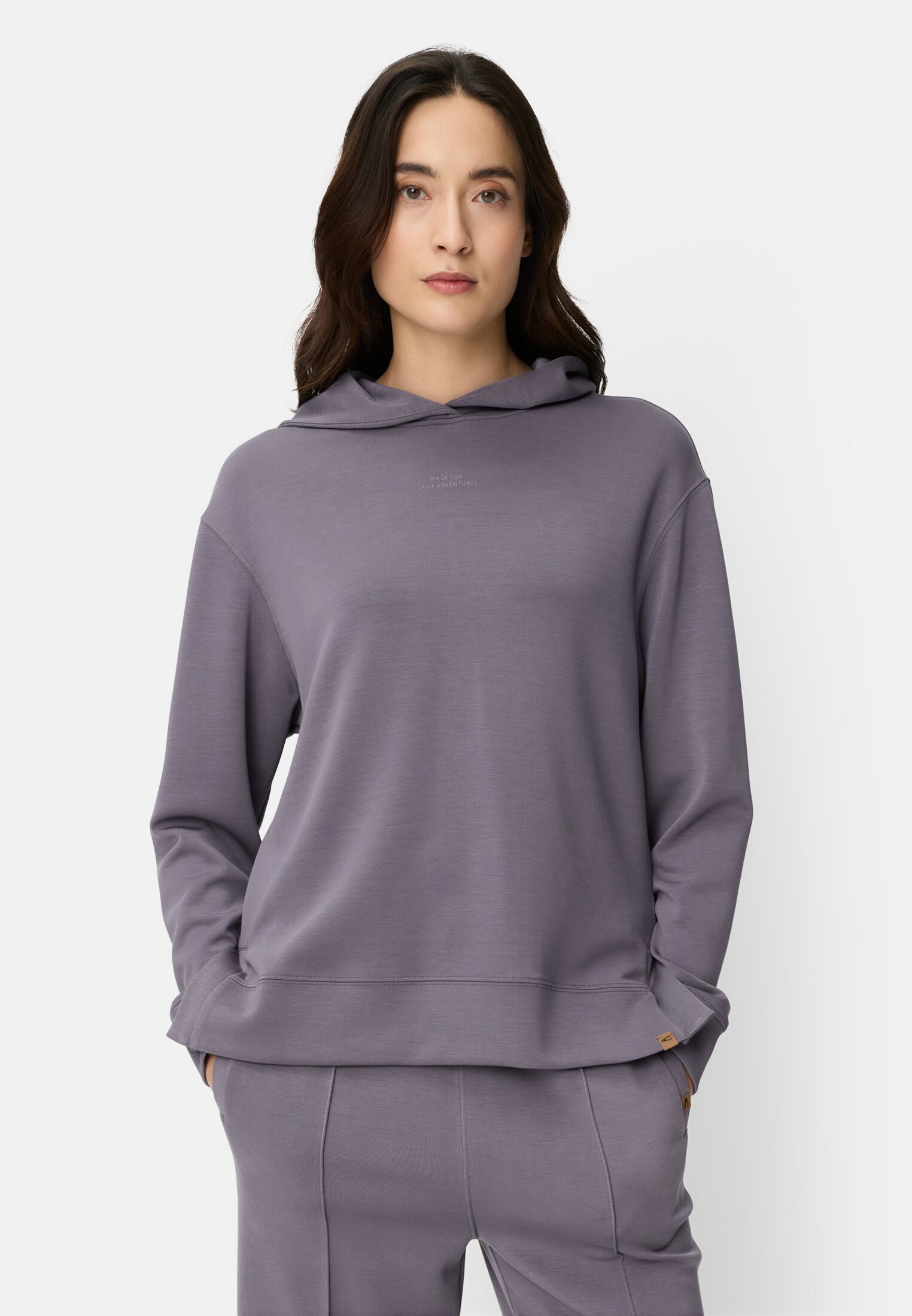 Damen Hoodie im Relaxed Fit Lila getragen vorn