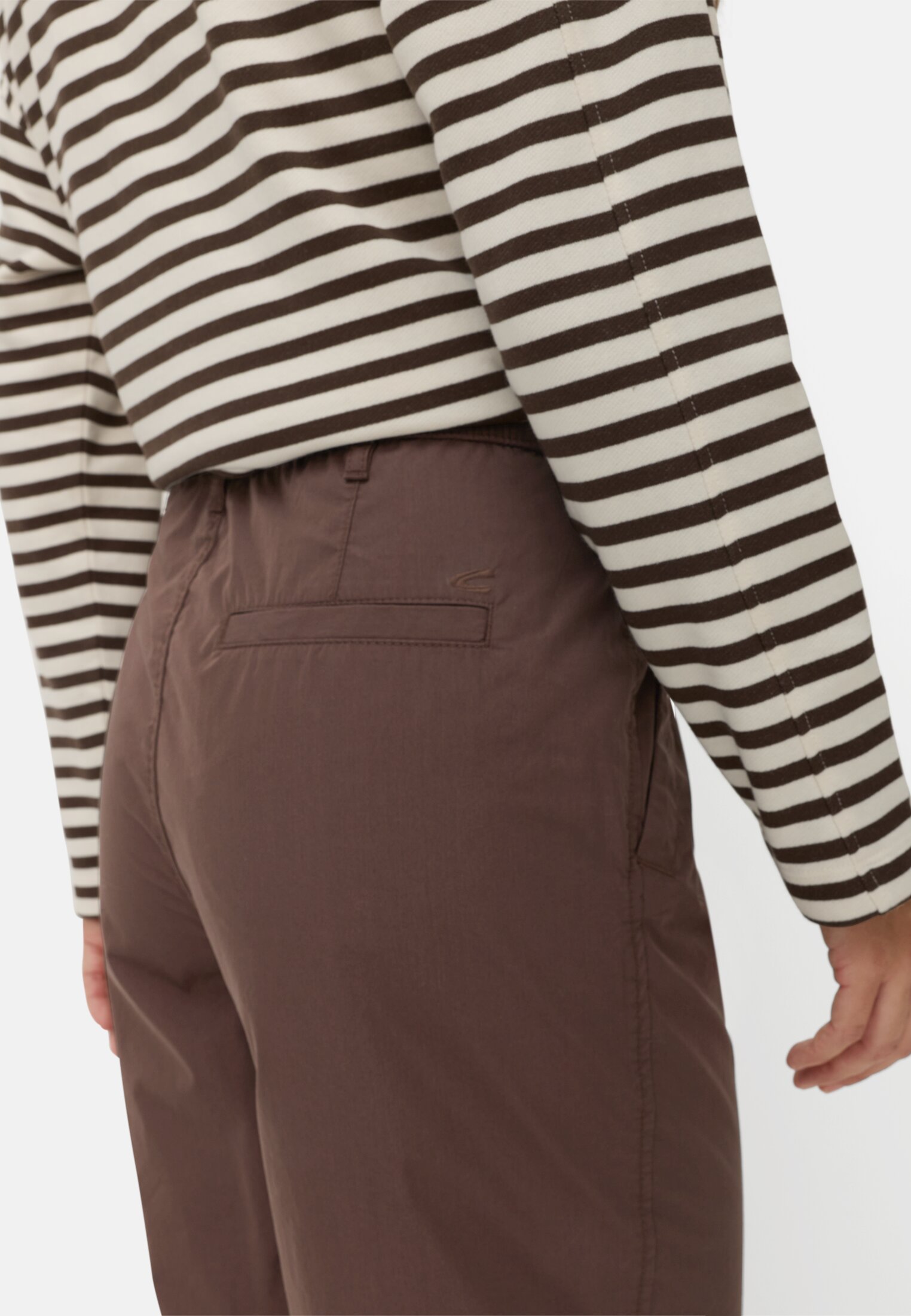 Vrouwen Cargo broek met trekkoord Bruin gedragen detail dichtbij