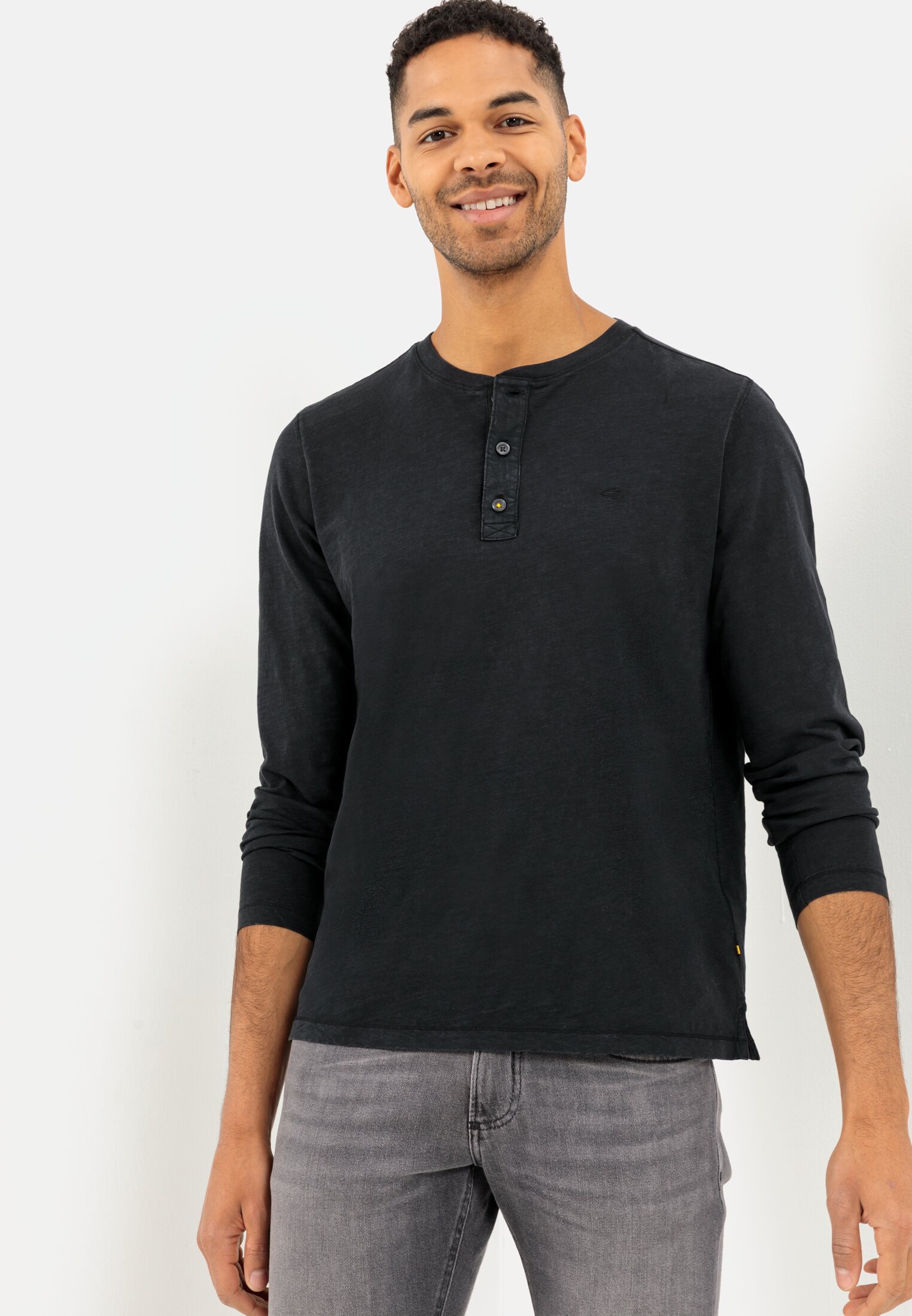 Men Lightweight long-sleeved shirt with henley collar in pure organic cotton Black worn emotional