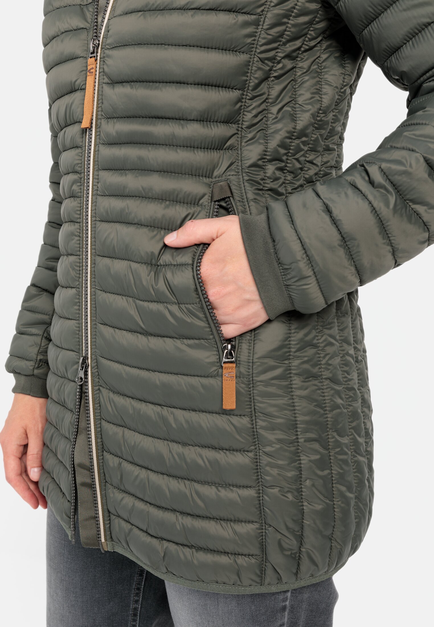 Damen Steppjacke aus recyceltem Polyamid Khaki getragen detailliert nah