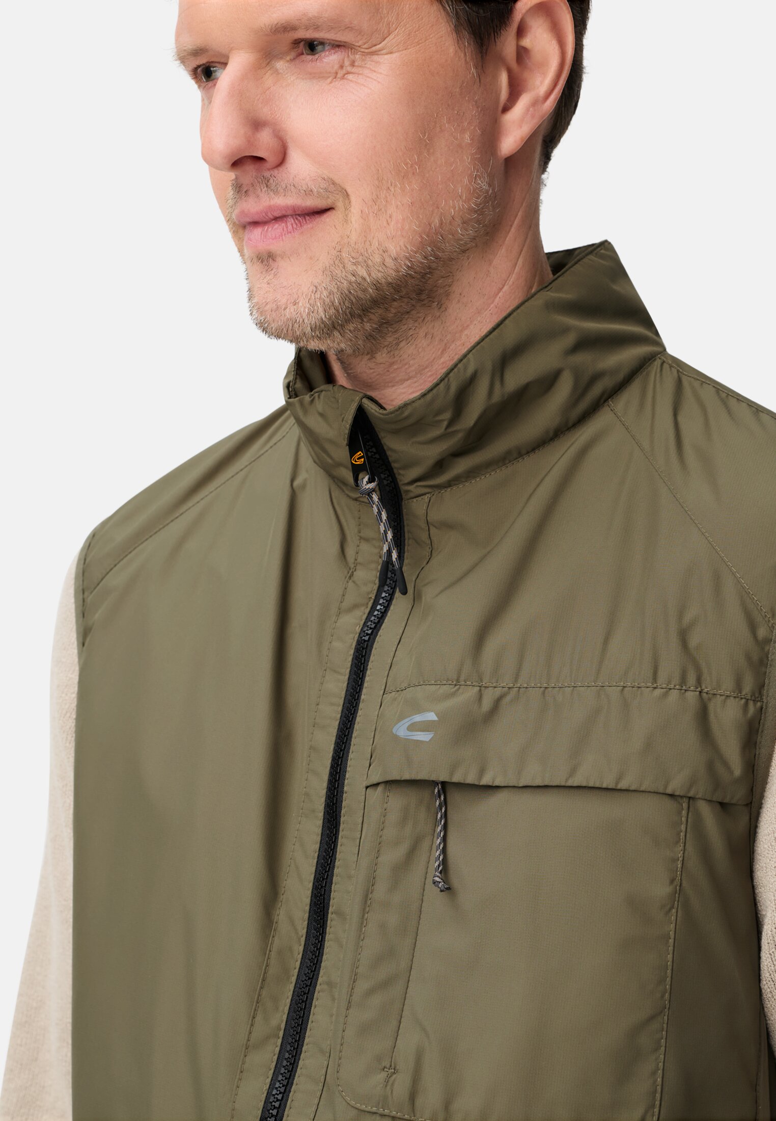 Herren Leichte Weste aus wasserabweisendem Material Olivgrün getragen detailliert nah