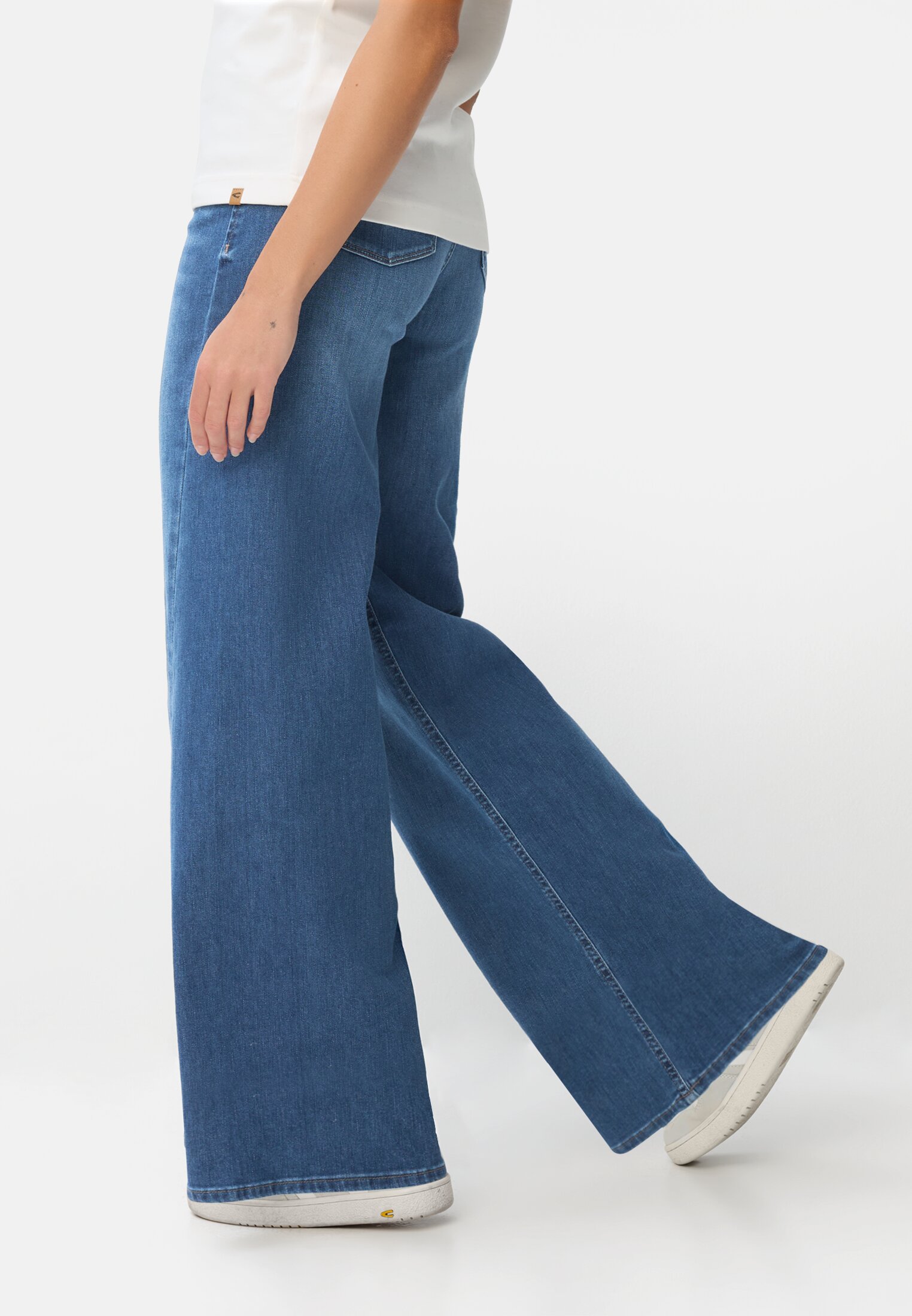 Damen 5-Pocket Jeans mit weitem Bein Mittelblau getragen emotional