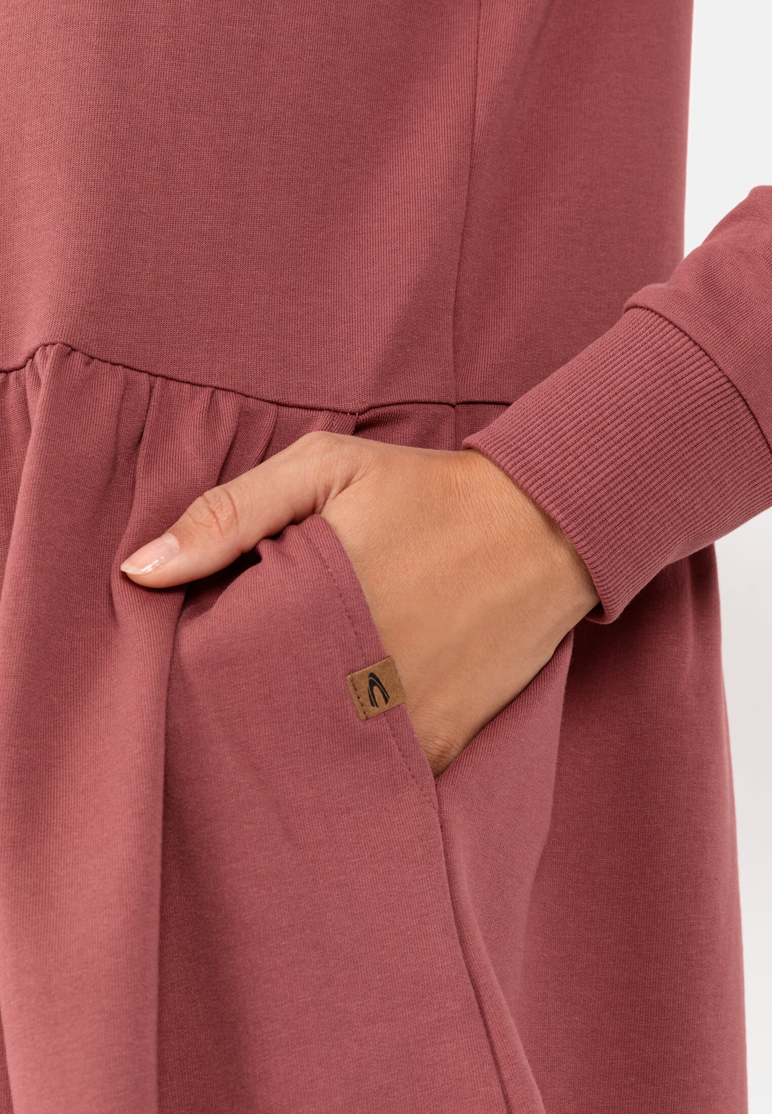 Damen Sweatkleid aus Organic Cotton Rot Braun getragen detailliert nah