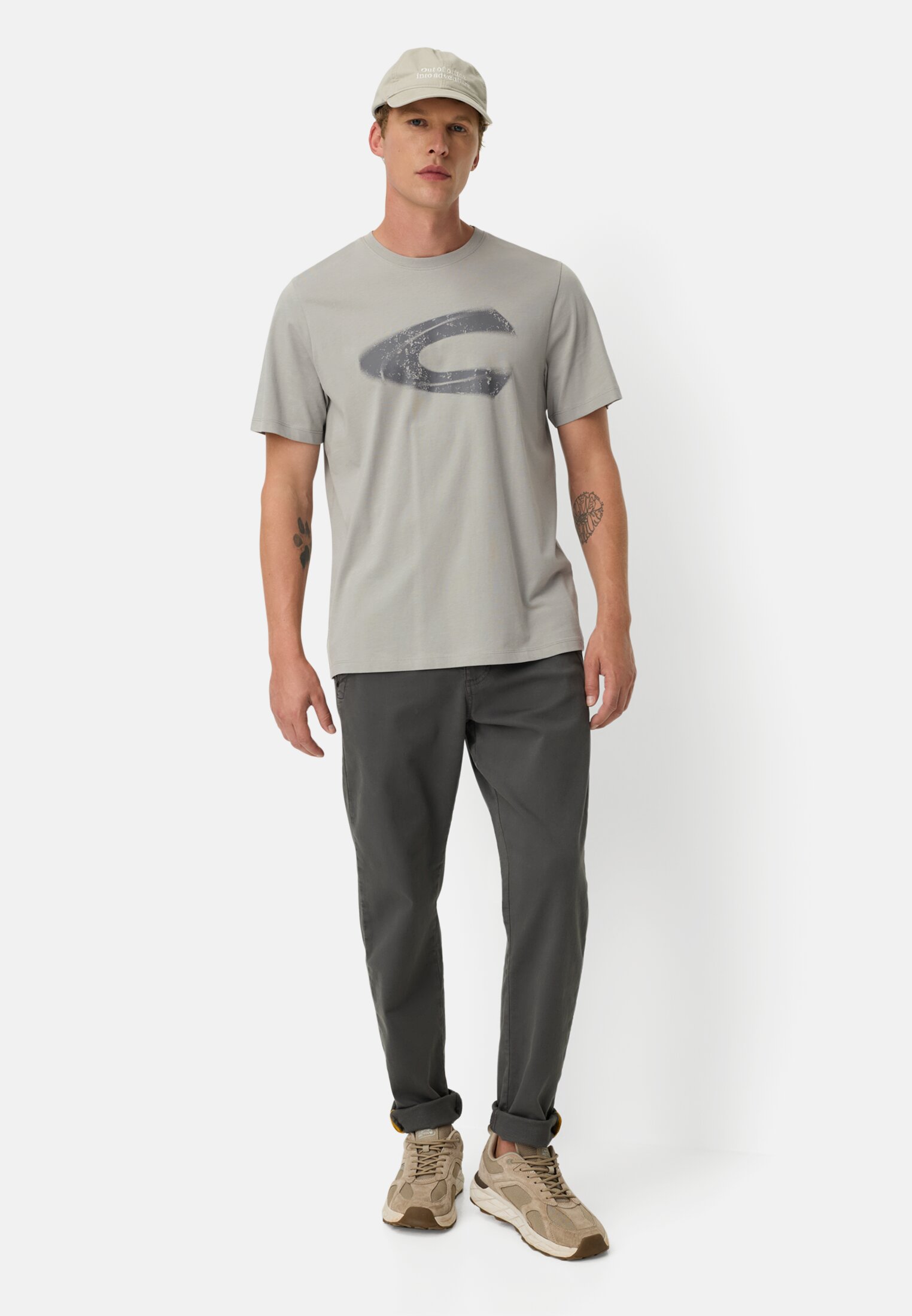 Men T-shirt with logo print made of organic cotton Grey worn front full body