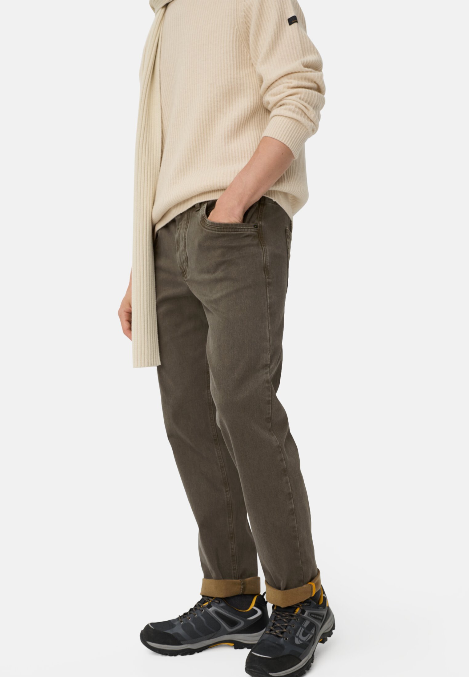 Men 5-Pocket Relaxed Fit Trousers made from a cotton mix Forest green worn emotional
