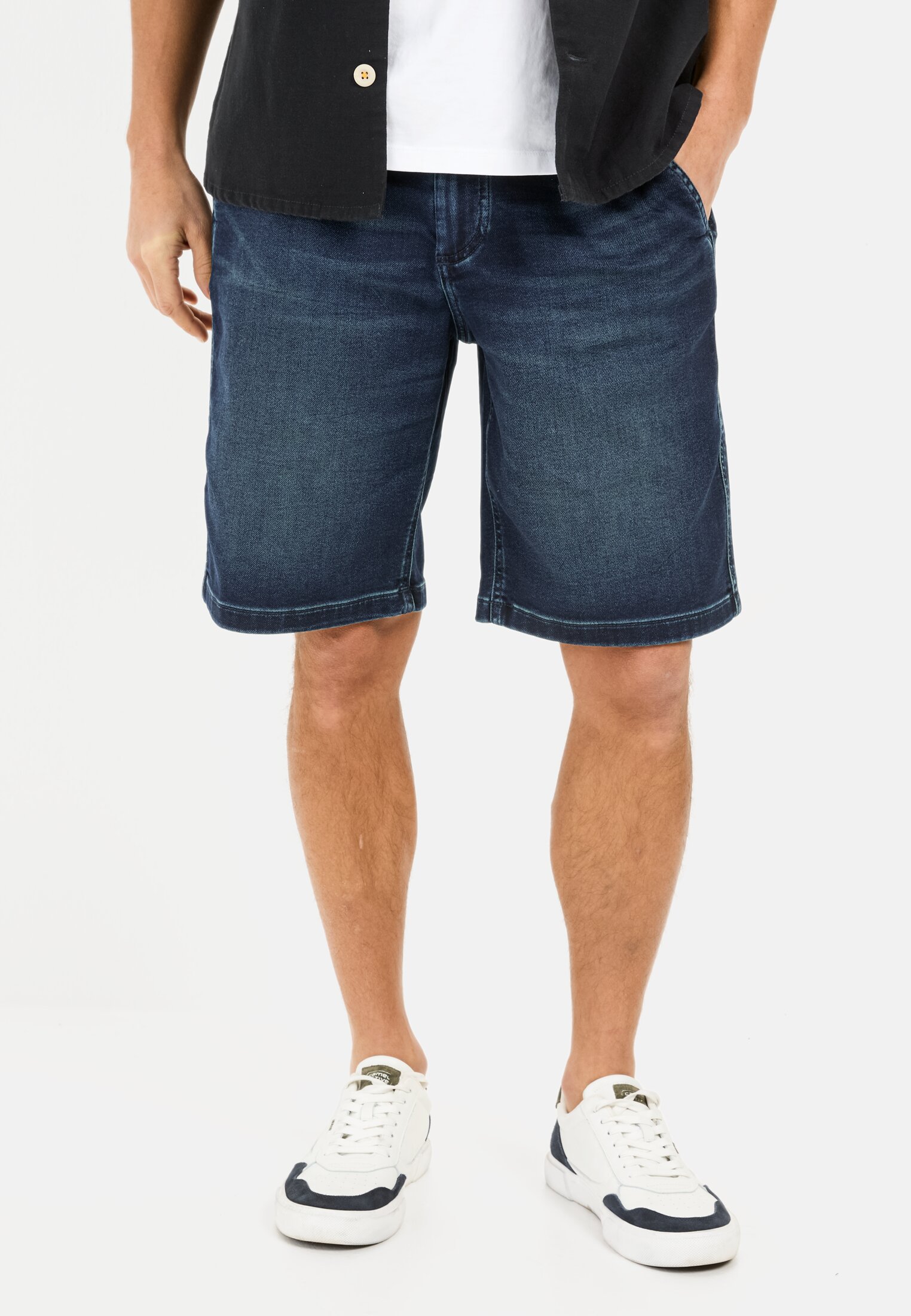 Men Denim Shorts in Relaxed Fit Dark blue worn front