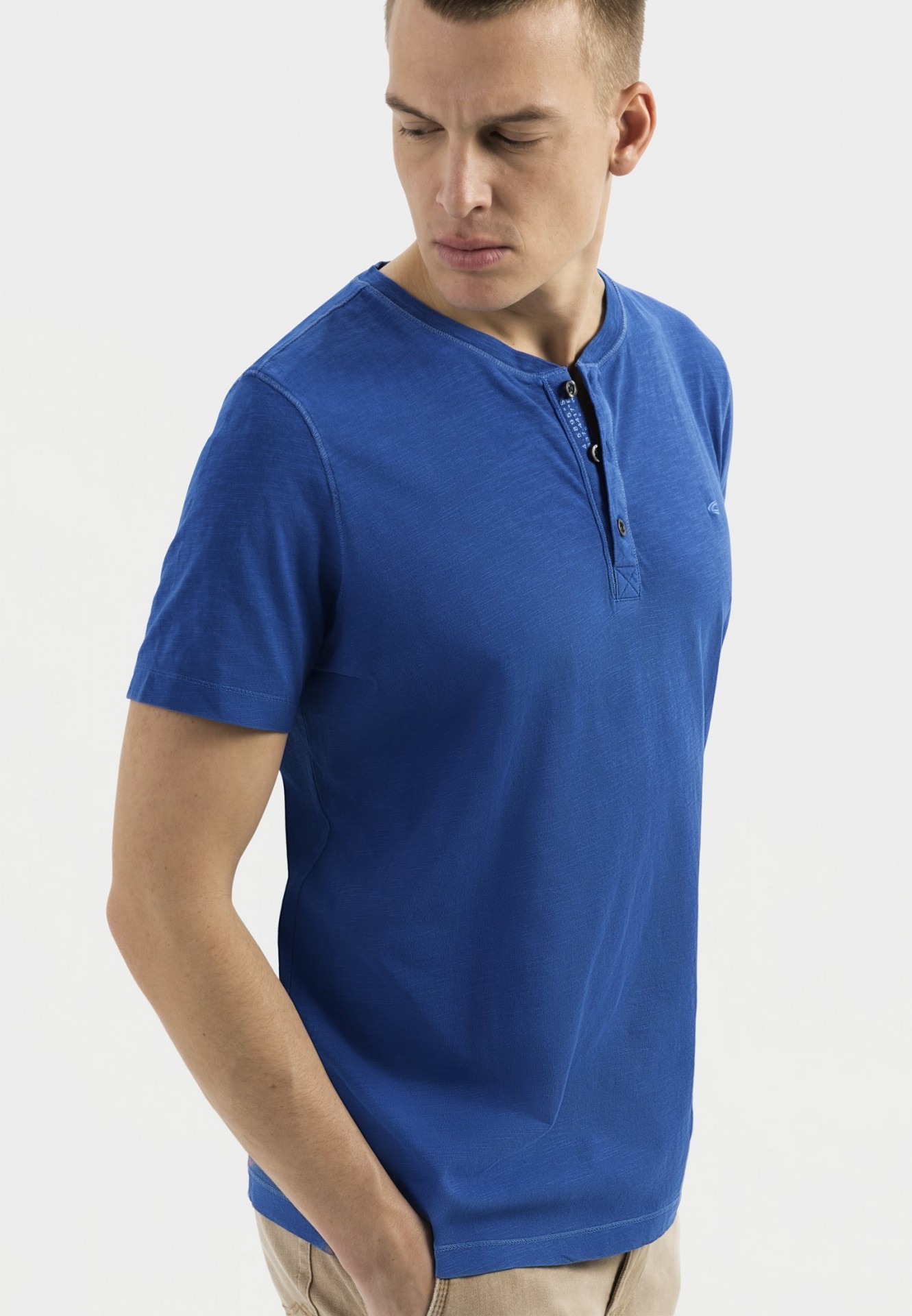 Kurzarm TShirt mit HenleyKragen aus Organic Cotton Blau S