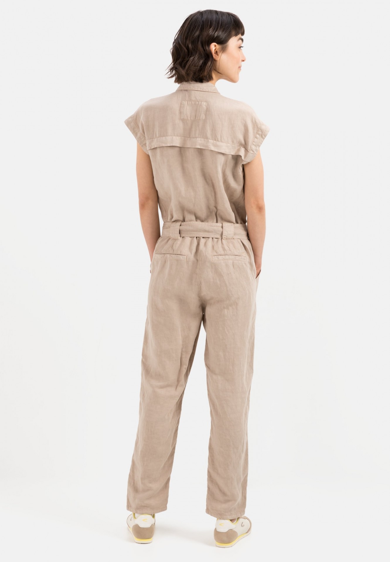 Sommerlicher Jumpsuit mit Stoffbindegürtel Farbe Beige